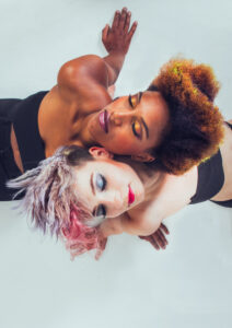 2 Frauen Kurz III - THE SAME.