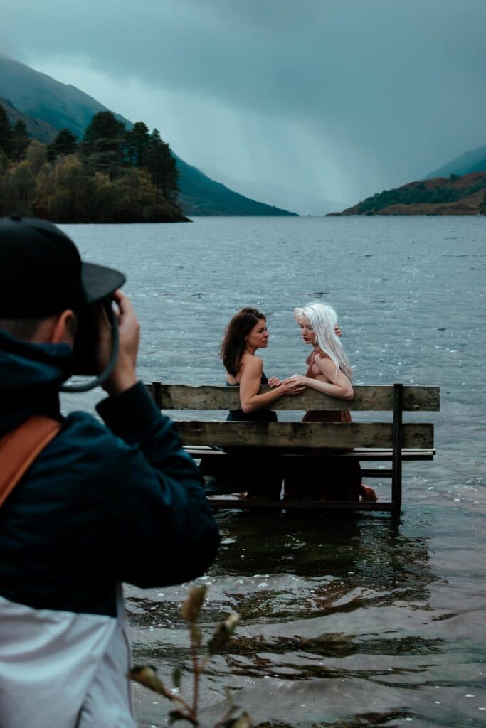 Fotograf aus Leipzig fotografiert auf einer Bank in Schottland zwei Personen.
