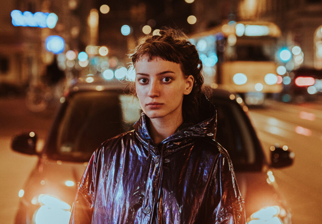 Fotospots Leipzig – 3 Orte, die kaum jemand kennt 6 Portrait einer Frau in der herbstlichen Gustav-Adolf-Allee Leipzig mit natürlichem Bokeh