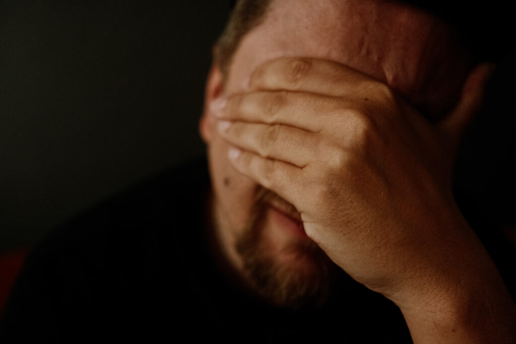 Selbstportrait mit Hand vor dem Gesicht, Schwarzweiß-Stimmung, Fotograf Martin Neuhof