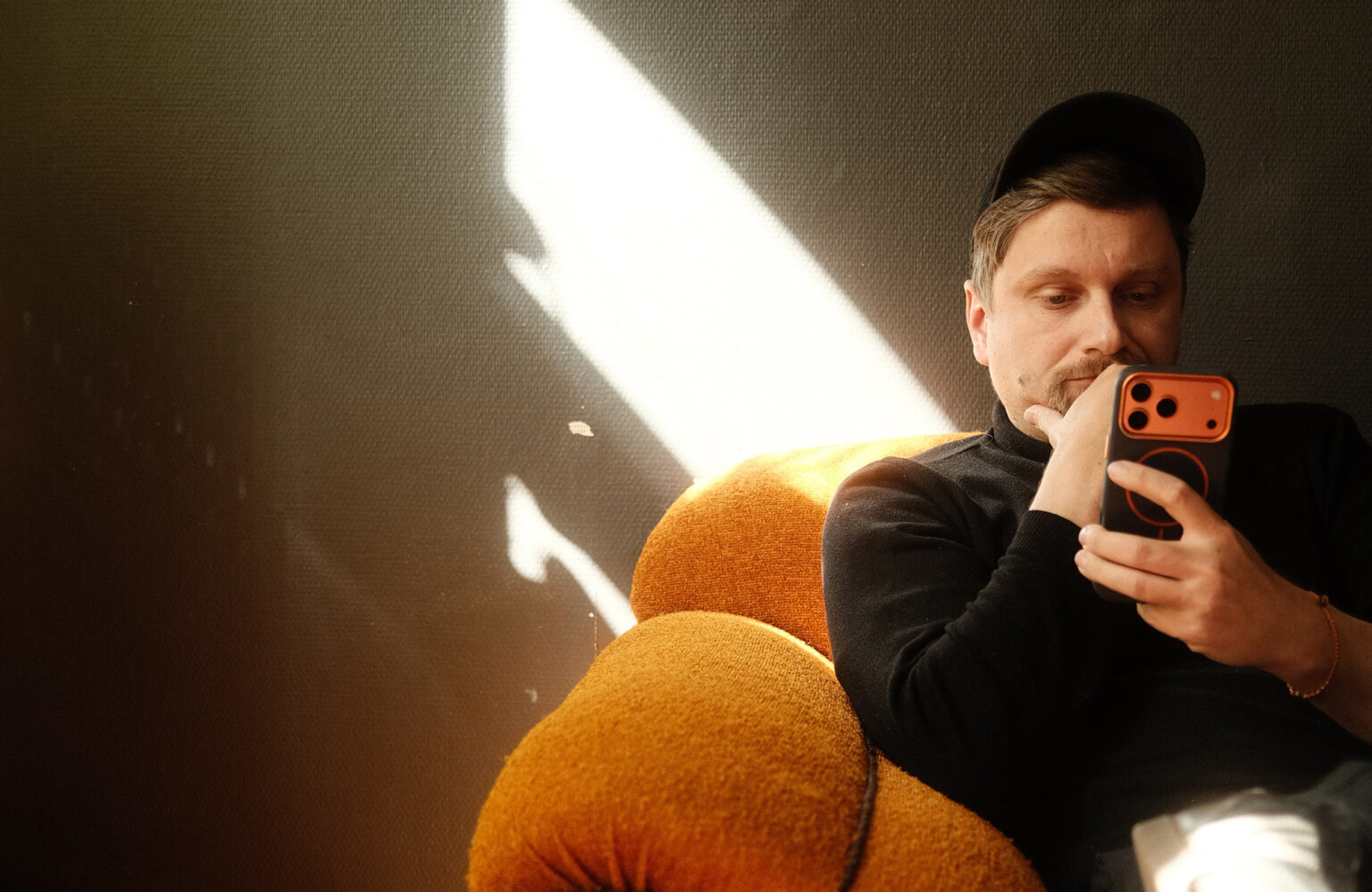 Martin Neuhof sortiert seinen Instagram Feed am Handy