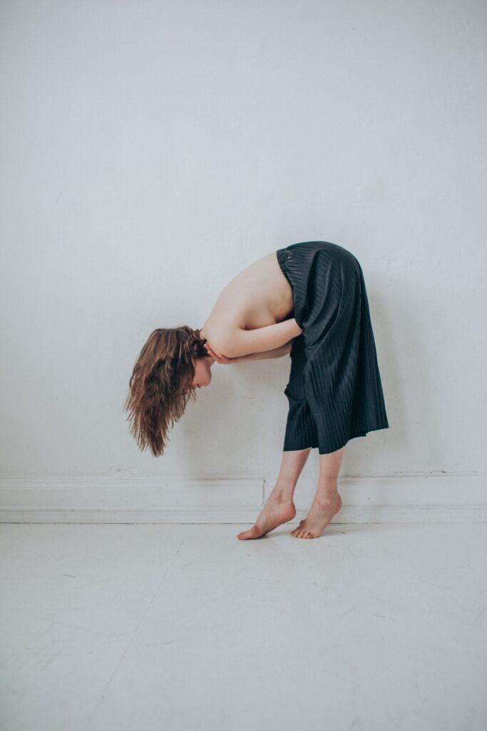 Minimalistisches Portrait im ISO 70 Studio Leipzig — große weiße Wand, cleaner Look, viel Platz für Ganzkörper-Aufnahmen