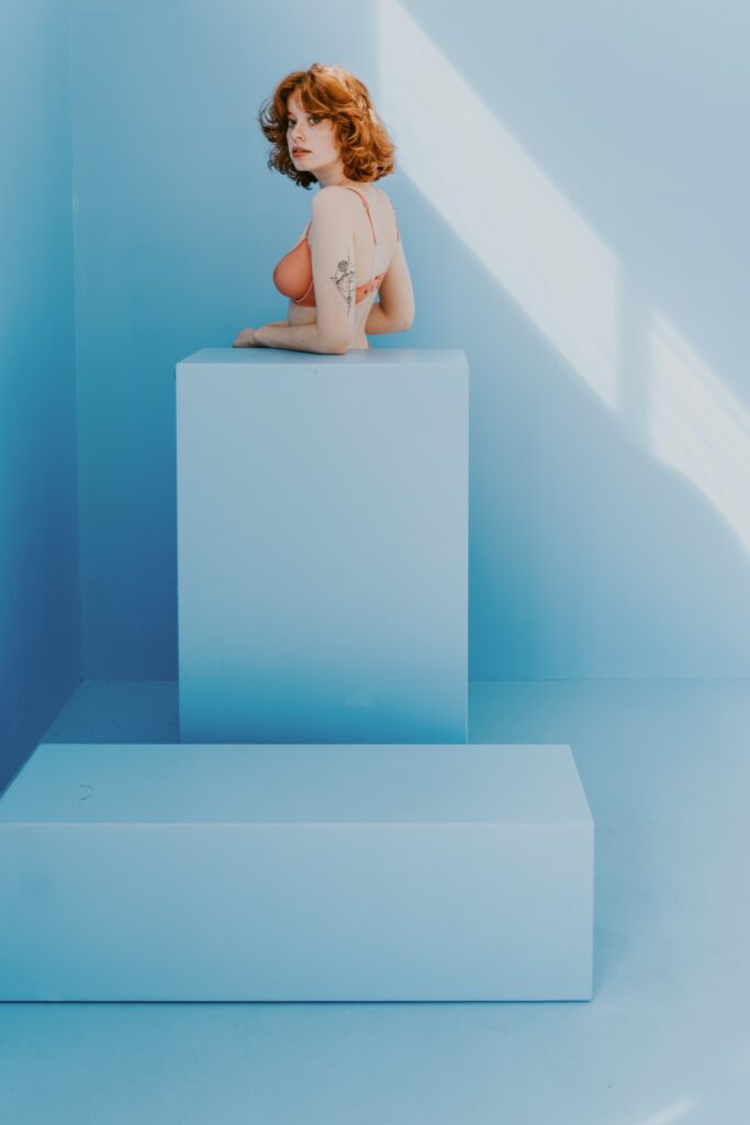Minimalistisches Studio-Setting im Tageslicht Studio Leipzig — blaue Cubes, natürliches Licht von der Industriefensterfront