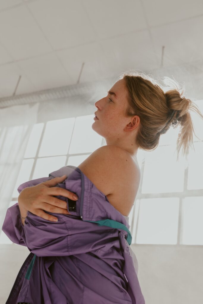 Loft-Atmosphäre im Tageslicht Studio Leipzig — hohe Decken, Industriefenster, Fashion-Shooting mit natürlichem Licht