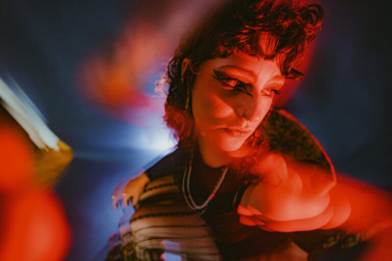 Cover-Portrait von Liz Meline — Studio Mood Shooting 2026 in Leipzig, Foto von Martin Neuhof
